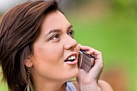 Frau mit Mobiltelefon nutzt DigiTour Phone